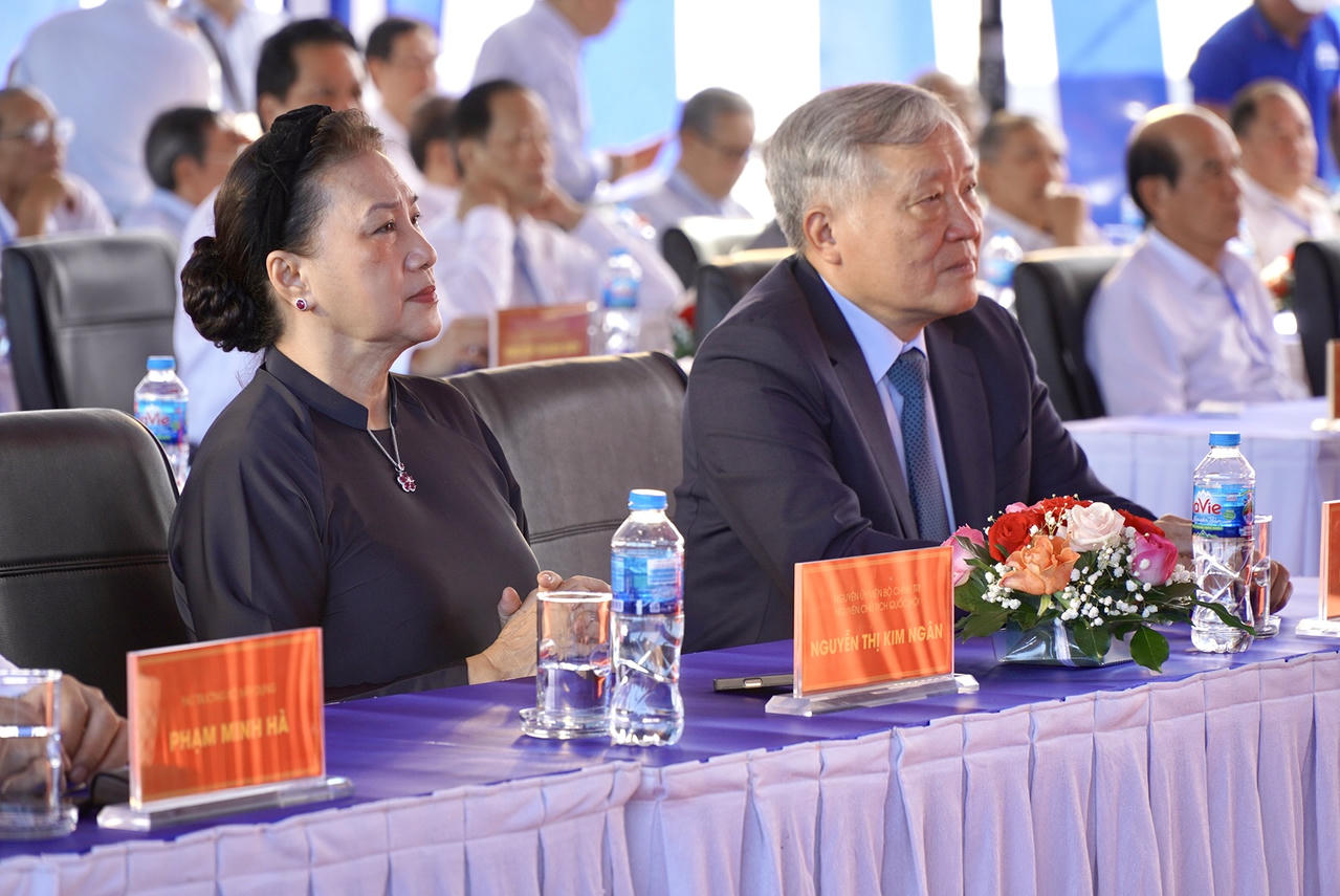Nguyên Ủy viên Bộ Chính trị, nguyên Chủ tịch Quốc hội Nguyễn Thị Kim Ngân; Ủy viên Bộ Chính trị, Phó Thủ tướng Thường trực Chính phủ Nguyễn Hòa Bình tham dự buổi lễ.