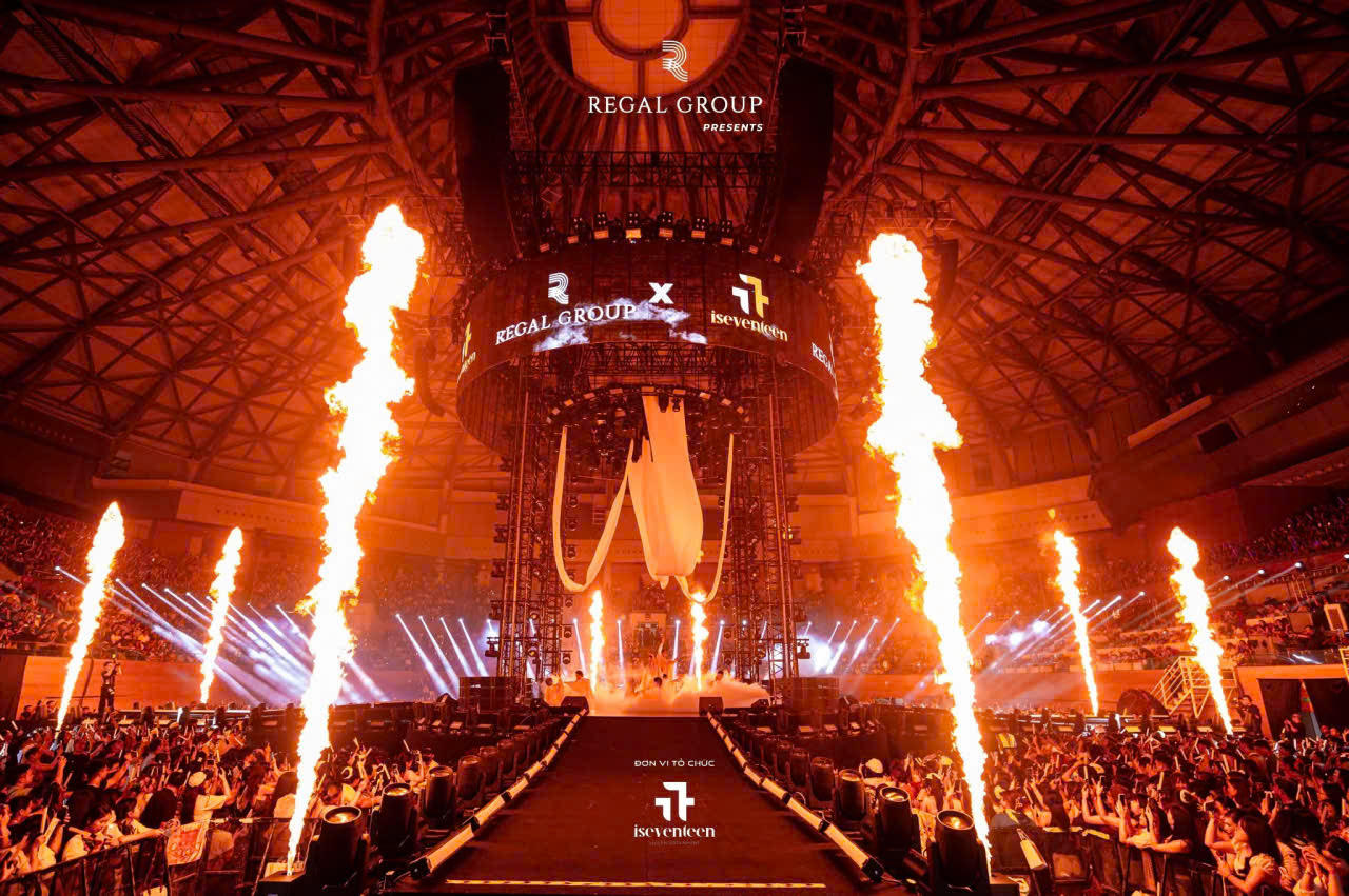 Sân khấu 360 độ, bao xung quanh là 10.000 khán giả cùng hòa nhịp cảm xúc trong từng phần biểu diễn.
