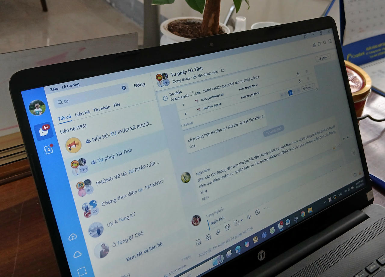 Trong tháng 7/2025, trung bình mỗi ngày nhóm Zalo tiếp nhận và xử lý 300 tin nhắn hỏi vướng mắc. Ảnh: PV