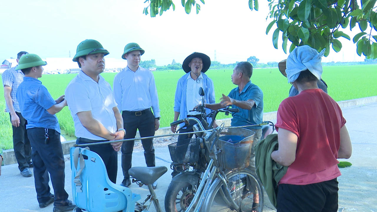 Chủ tịch UBND phường Song Liễu lắng nghe ý kiến của bà con nhân dân.