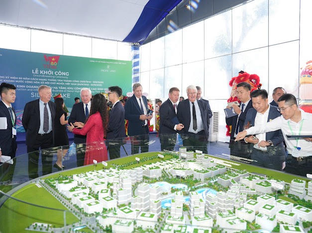 Khách hàng tham dự lễ khởi công