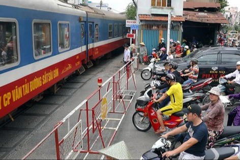 Chính phủ yêu cầu siết chặt an toàn giao thông, xử lý dứt điểm lối đi tự mở  đường sắt