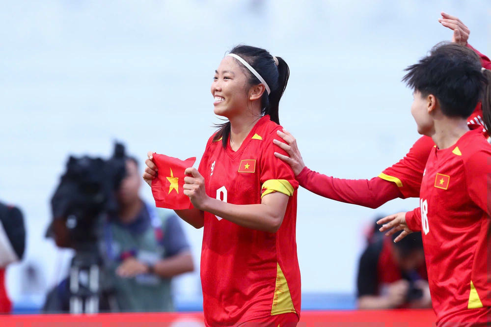 Huỳnh Như ghi bàn cho Đội tuyển nữ Việt Nam, nâng tỷ số chiến thắng lên 2-0.