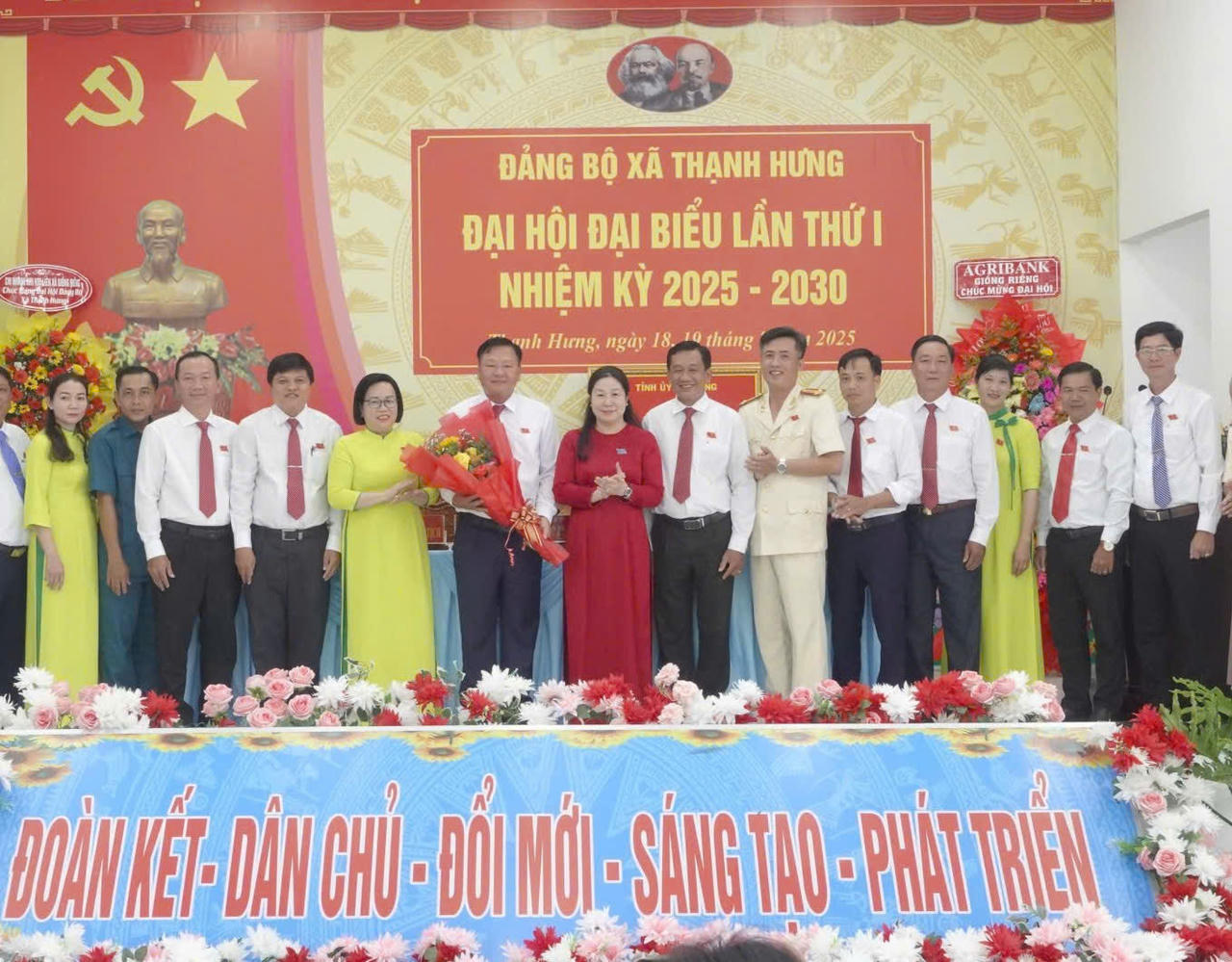 Ủy viên Ban Thường vụ Tỉnh ủy, Phó Chủ tịch Thường trực HĐND tỉnh Lê Hồng Thắm tặng hoa chúc mừng Ban Chấp hành Đảng bộ xã nhiệm kỳ 2025 - 2030.
