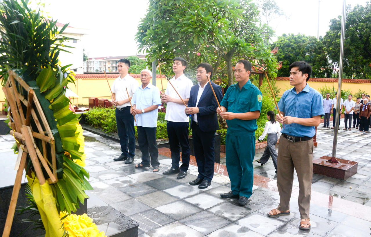 Lãnh đạo phường Song Liễu dâng hoa tưởng niệm Chủ tịch Hồ Chí Minh, viếng nghĩa trang liệt sĩ trước thềm đại hội Đảng bộ phường lần thứ I.