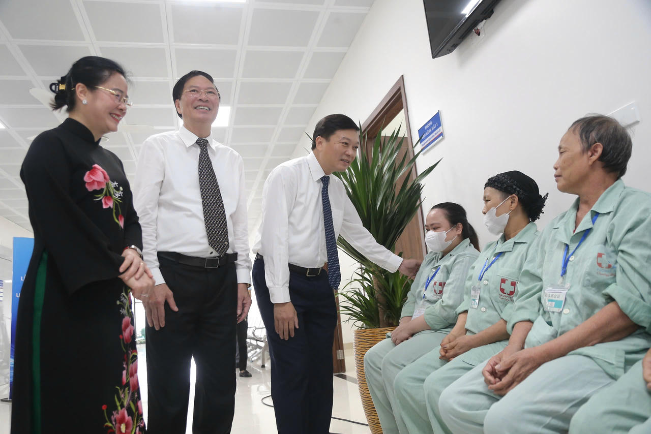 Chủ tịch UBND tỉnh Lê Hồng Vinh cùng các lãnh đạo thăm hỏi các bệnh nhân đang điều trị tại Bệnh viện Ung Bướu Nghệ An