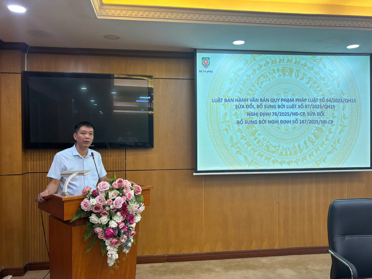 Phó Vụ trưởng Vụ Công tác xây dựng VBQPPL Trần Văn Lợi phát biểu tham luận.