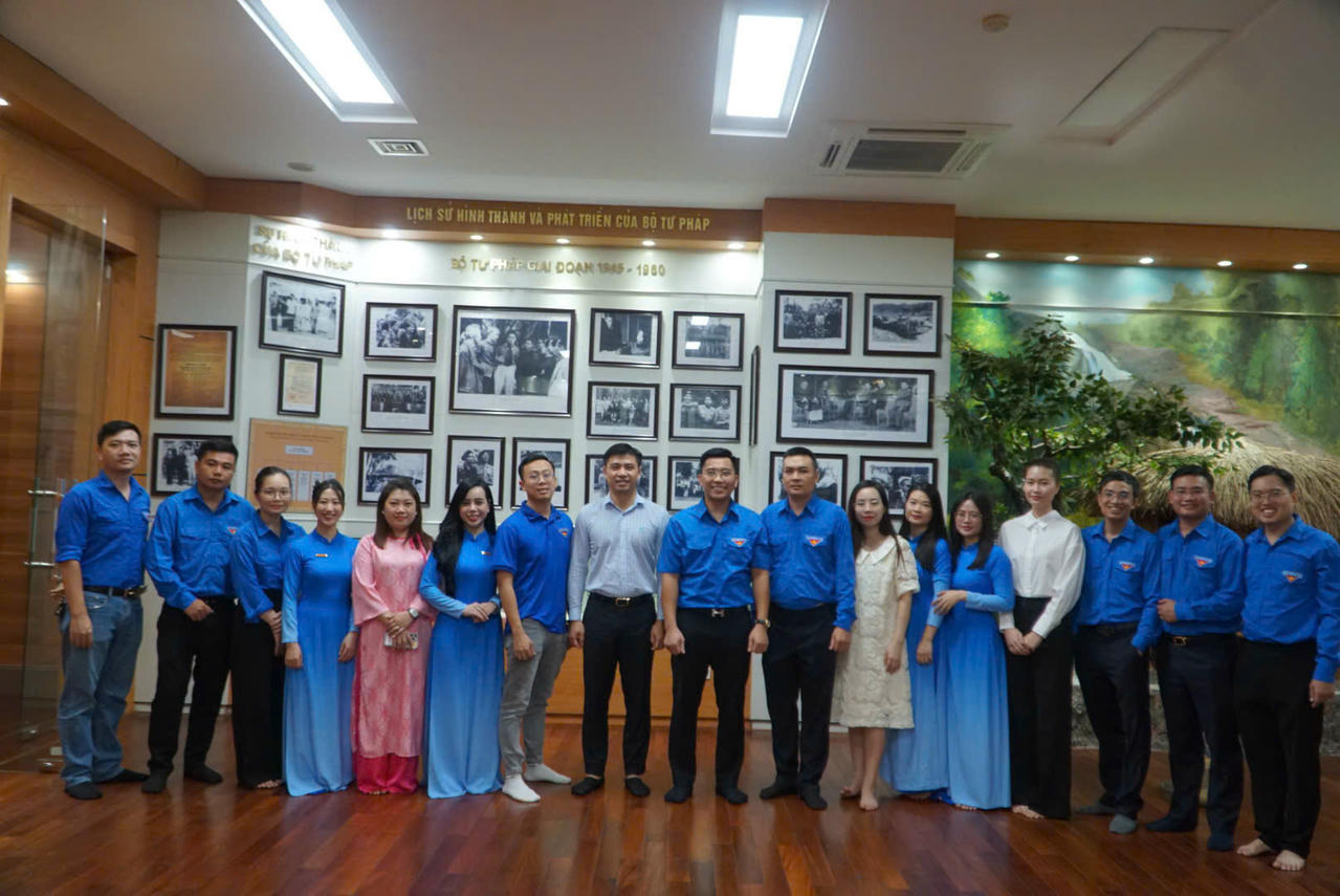 Đoàn Thanh niên Báo PLVN thăm phòng truyền thống Bộ Tư Pháp