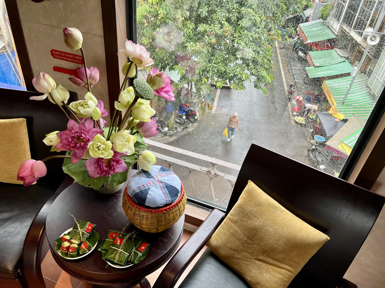 Du khách có thể ngắm và checkin các khu phố cổ và làng quê ven đô qua ô cửa sổ toa tàu thơ mộng (ảnh P.V).