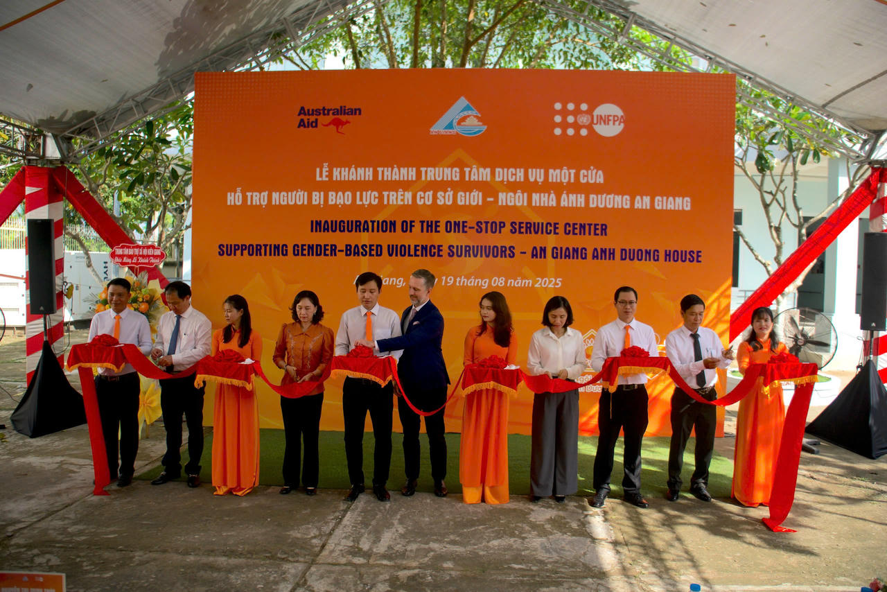 Các đại biểu cắt băng khánh thành Ngôi nhà Ánh Dương tại An Giang.