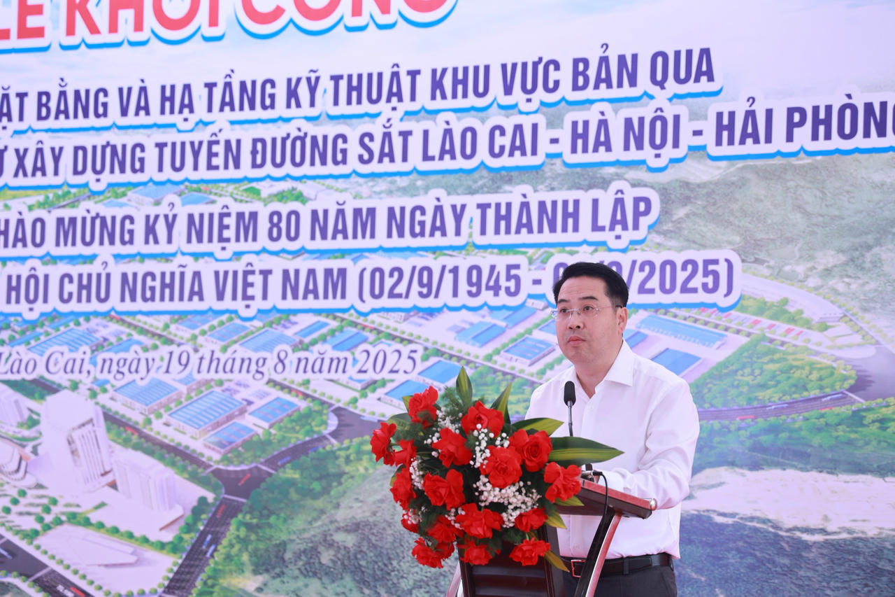 Phó Bí thư Tỉnh ủy Nguyễn Tuấn Anh phát biểu tại lễ khởi công.
