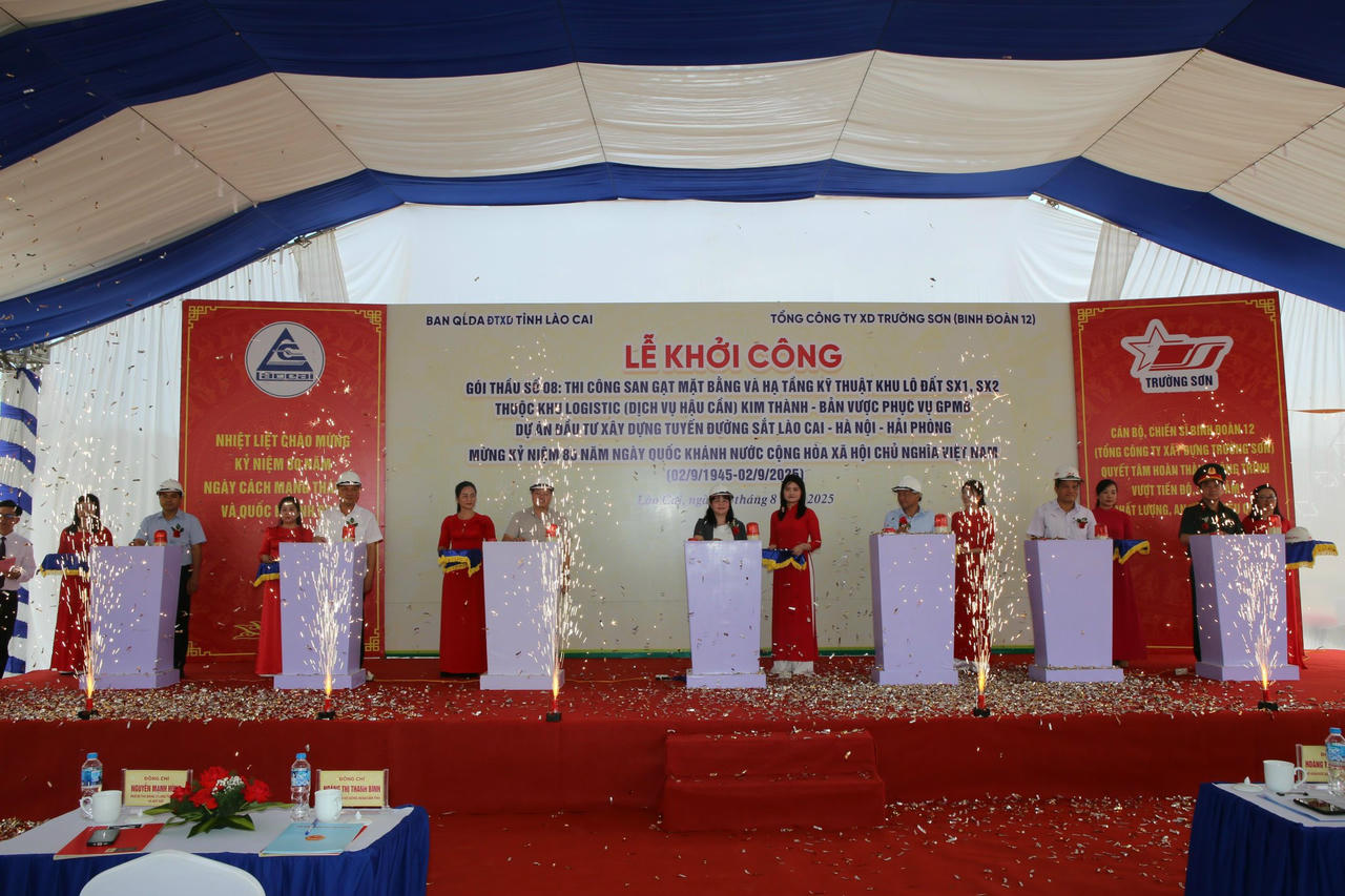 Các đại biểu nhấn nút khởi động dự án.
