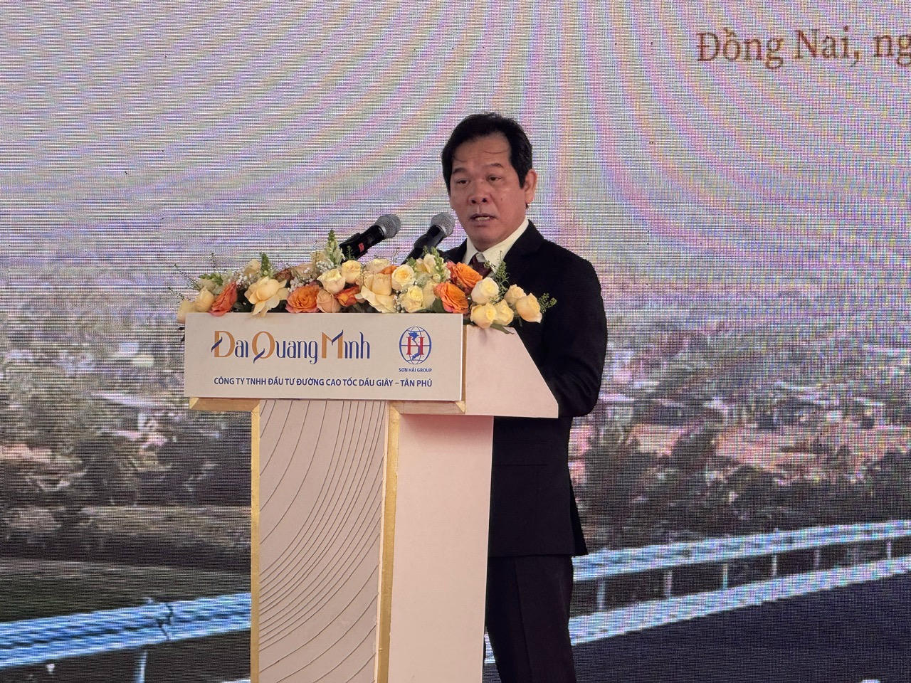 Ông Nguyễn Hoàng Tuệ, Phó Tổng Giám đốc Tập đoàn Thaco, Tổng Giám đốc Công ty Đại Quang Minh phát biểu tại lễ khởi công cao tốc Dầu Giây - Tân Phú.