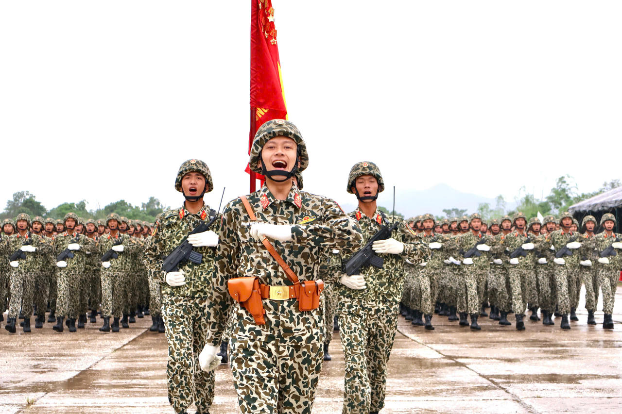 Các chiến sỹ hô khẩu lệnh.