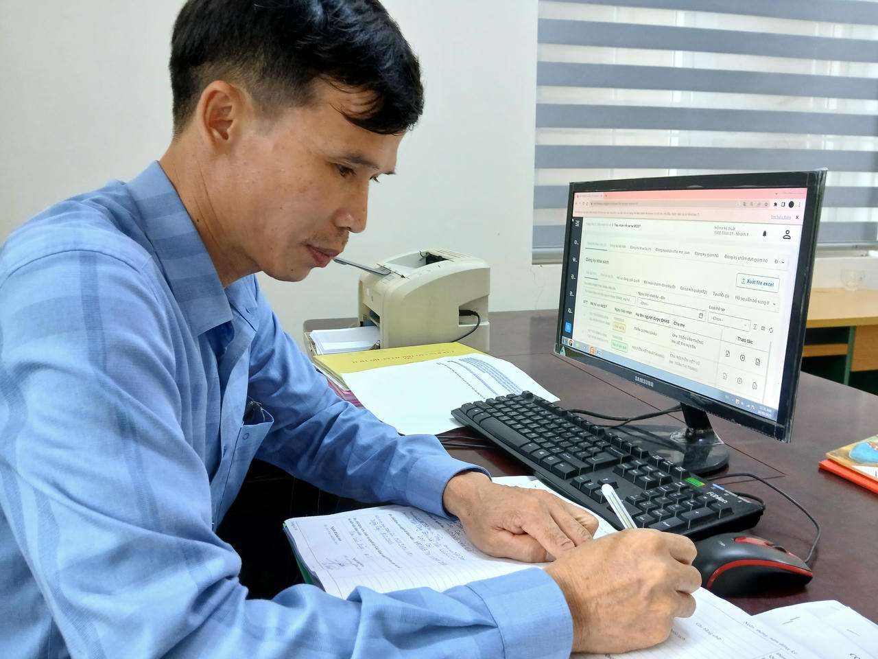 Ông Lê Văn Lĩnh-Cán bộ Tư pháp hộ tịch xã Thạch Hà chia sẻ về những khó khăn vướng mắc thi thực hiện thủ tục hộ tịch điện tử. Ảnh: PV