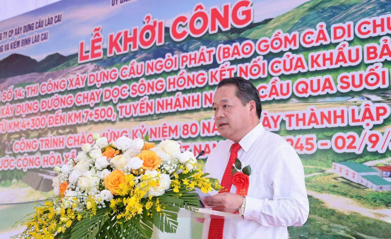 Ông Lý Bình Minh, Phó Chủ tịch HĐND tỉnh phát biểu tại buổi lễ.
