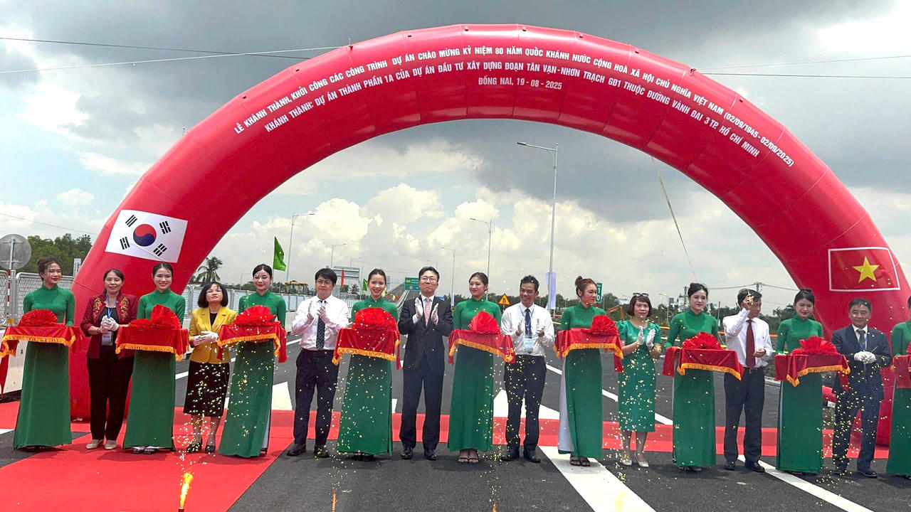 Lê khánh thành và đưa vào khai thác tuyến vành đai 3 TP Hồ Chí Minh đoạn Tân Vạn - Nhơn Trạch.