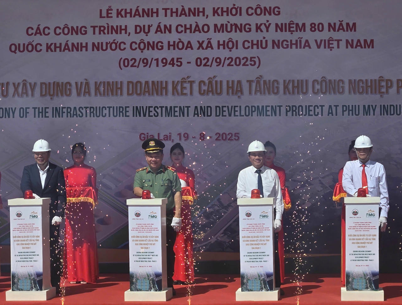 Lãnh đạo tỉnh Gia Lai nhấn chuông khởi công dự án Khu công nghiệp Phù Mỹ.