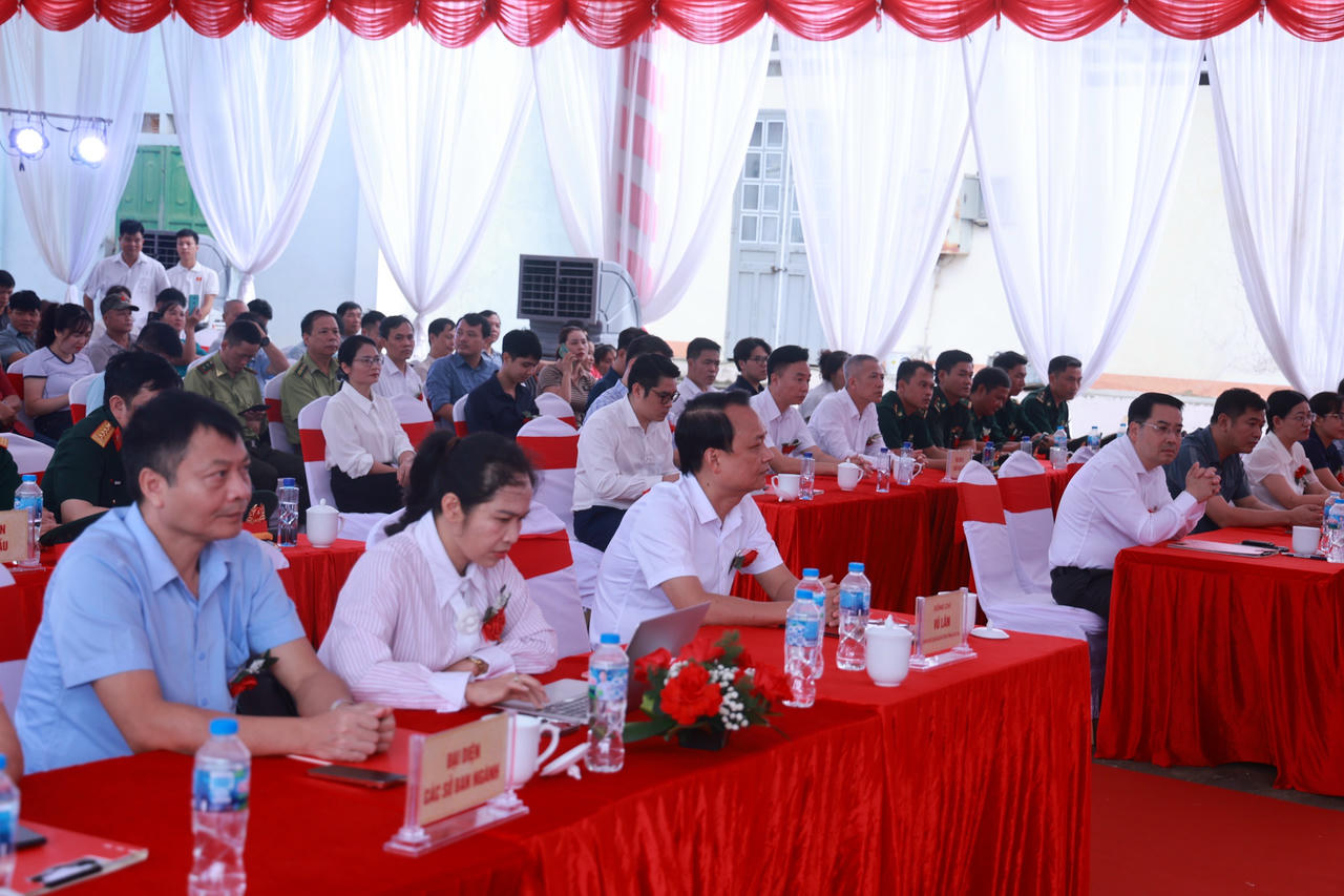 Các đại biểu tham dự buổi lễ.