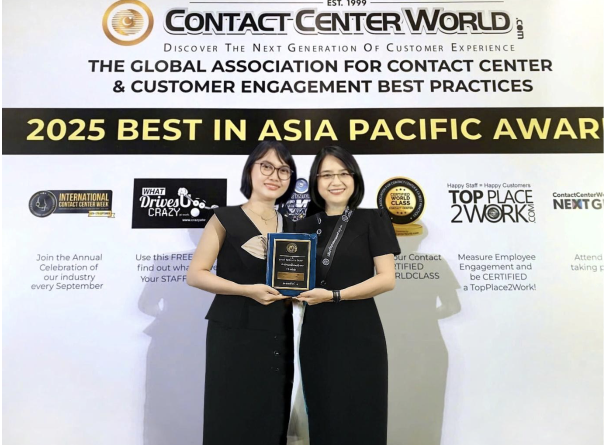 Đại diện lãnh đạo Trung tâm chăm sóc khách hàng BIDV nhận giải thưởng.