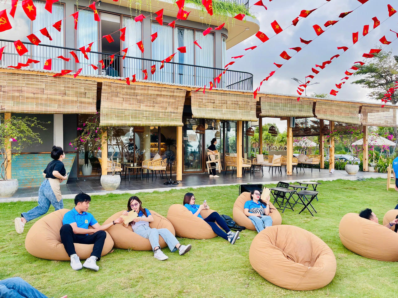 Du khách thư giãn trong không gian mở tại khu nghỉ dưỡng.