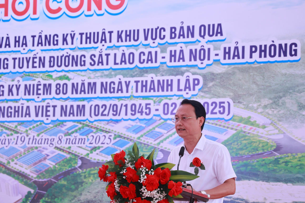 Giám đốc Ban Quản lý dự án đầu tư xây dựng tỉnh Lào Cai báo cáo quá trình chuẩn bị triển khai dự án.