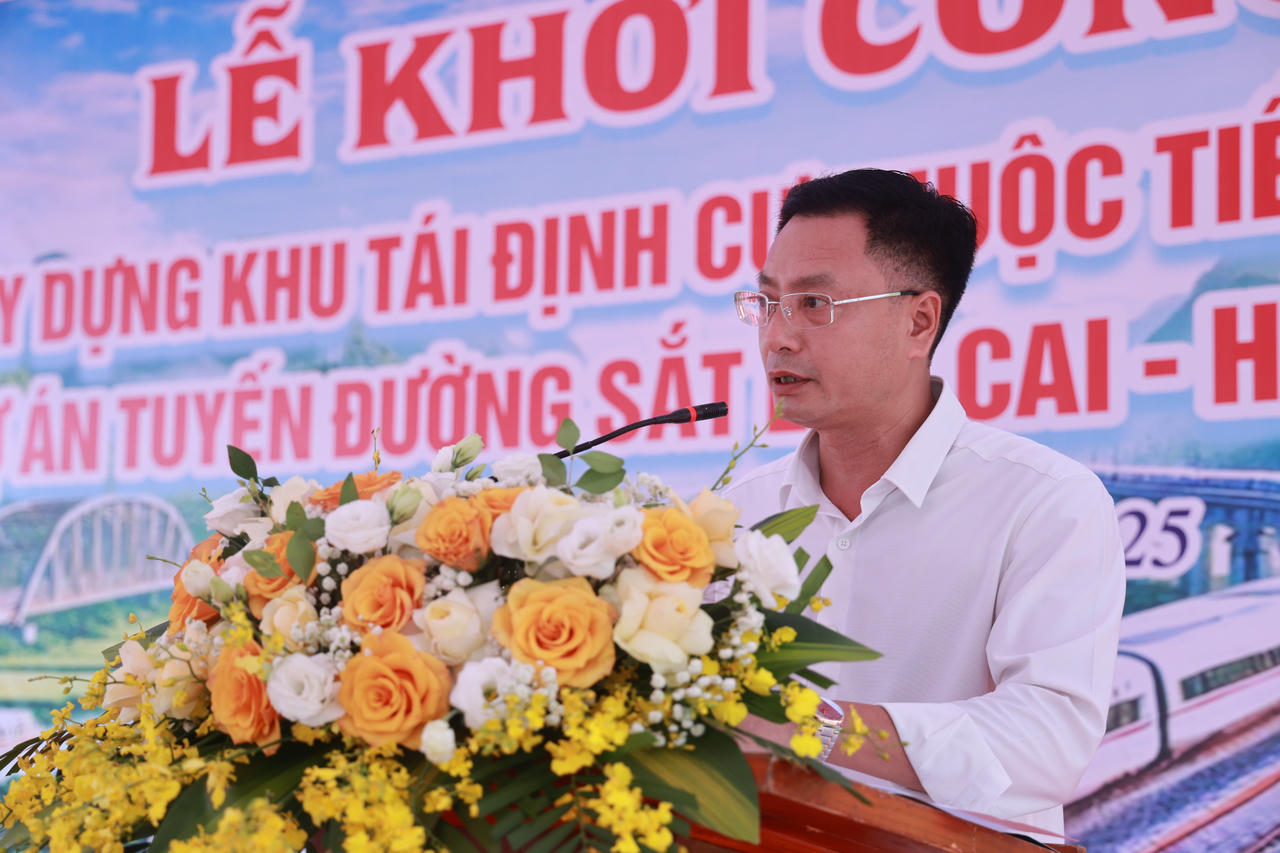 Giám đốc Ban Quản lý dự án đầu tư xây dựng Khu vực Lào Cai - Cốc San Nguyễn Thành Lực phát biểu tại Lễ khởi công.