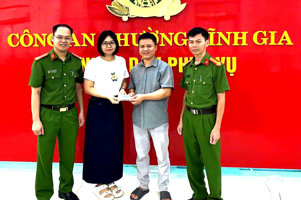 Chị Lê Thị Huyền và Công an phường Tĩnh Gia trả lại số tiền 79,5 triệu đồng cho người bỏ quên. (Ảnh: Công an Thanh Hóa)