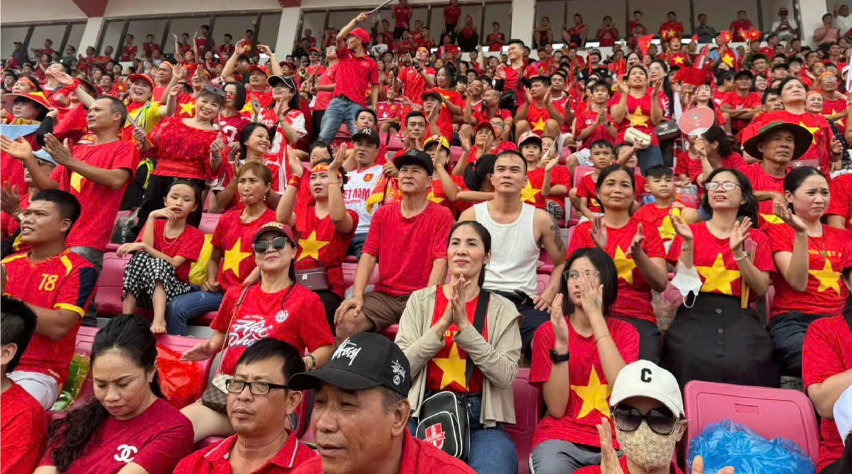 Hàng nghìn cổ động viên reo hò tại sân Lạch Tray khi Bích Thuỳ nâng tỷ số lên 3 - 0.