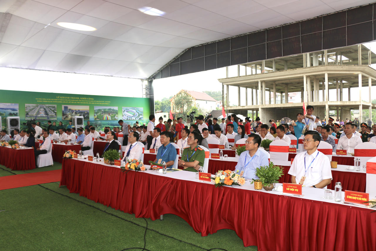 Các đại biểu tham dự tại buổi lễ. (Ảnh: Lê Hanh)