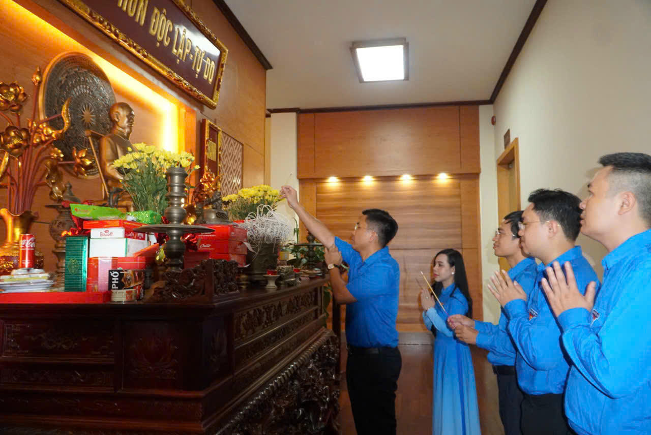 Đoàn viên, thanh niên Báo PLVN dâng hương tưởng niệm Chủ tịch Hồ Chí Minh