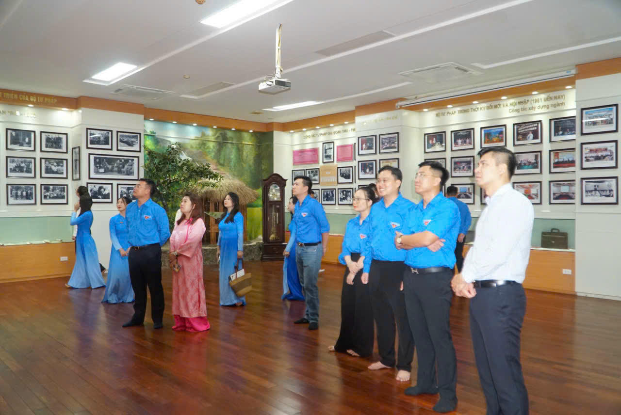 Đoàn viên, thanh niên Báo PLVN tham quan Phòng Truyền thống Bộ Tư pháp