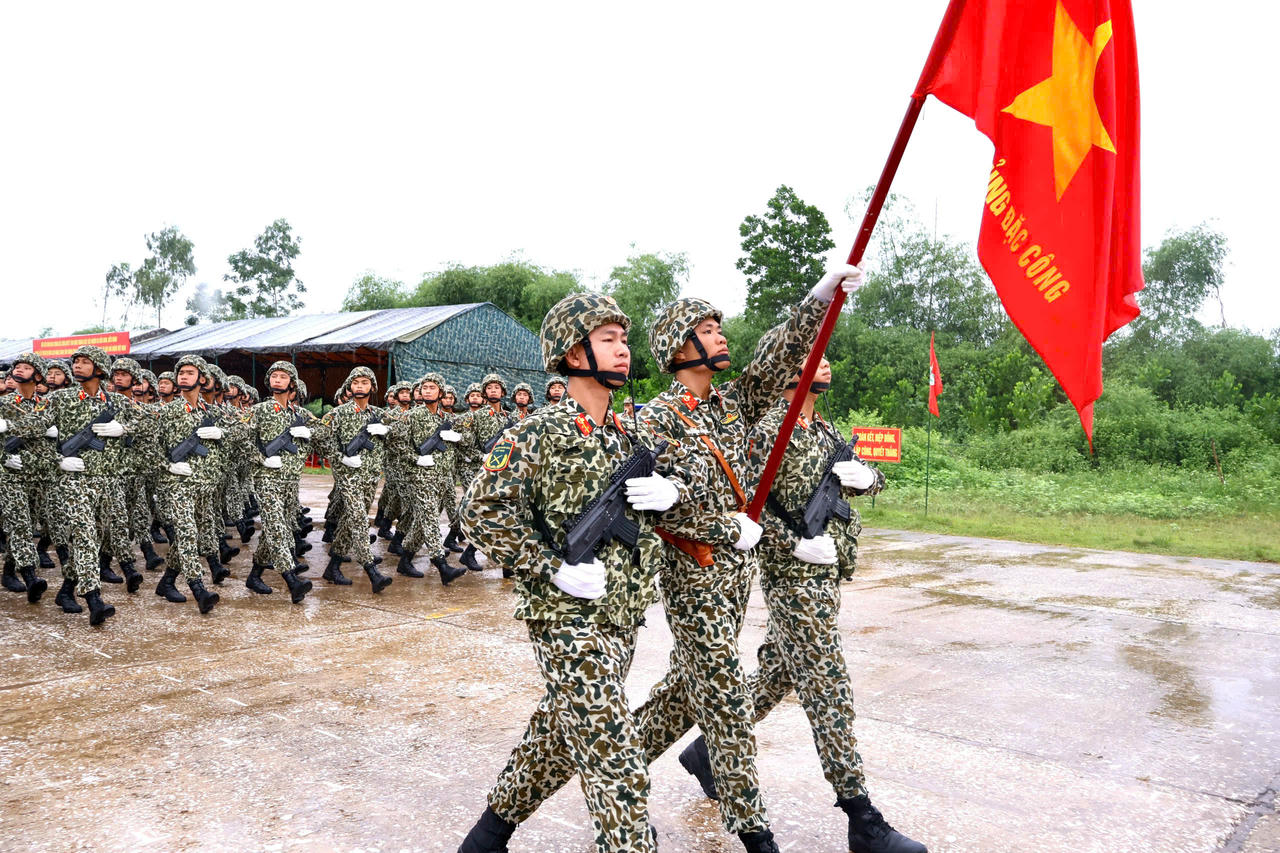 Những ngày trung tuần tháng 8, Hà Nội đổ mưa rào, thế nhưng các chiến sĩ vẫn hăng say, kiên trì luyện tập, giữ vững đội hình.