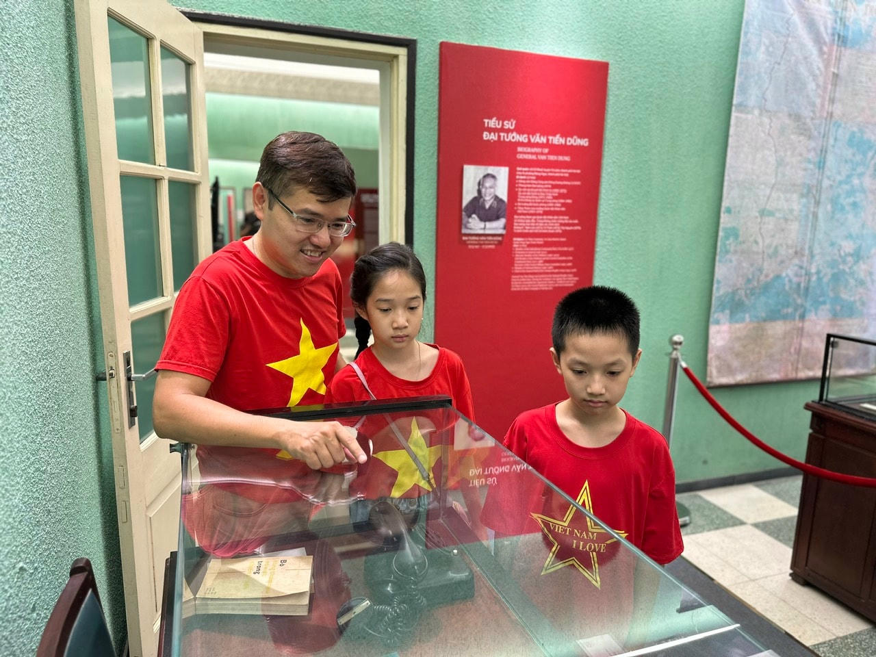 Triển lãm lần này đã công bố nhiều hình ảnh, tài liệu và hiện vật lần đầu ra mắt công chúng. (Ảnh: Hoàng Lân)