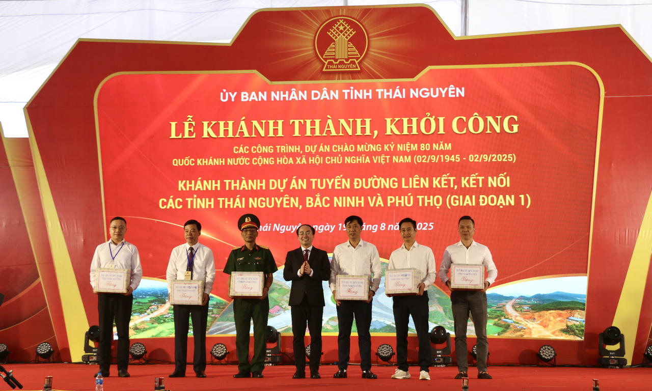 Ông Nguyễn Đăng Bình, Chủ tịch HĐND tỉnh Thái Nguyên tặng quà cho đại diện các đơn vị thi công dự án. (Ảnh: Lê Hanh)