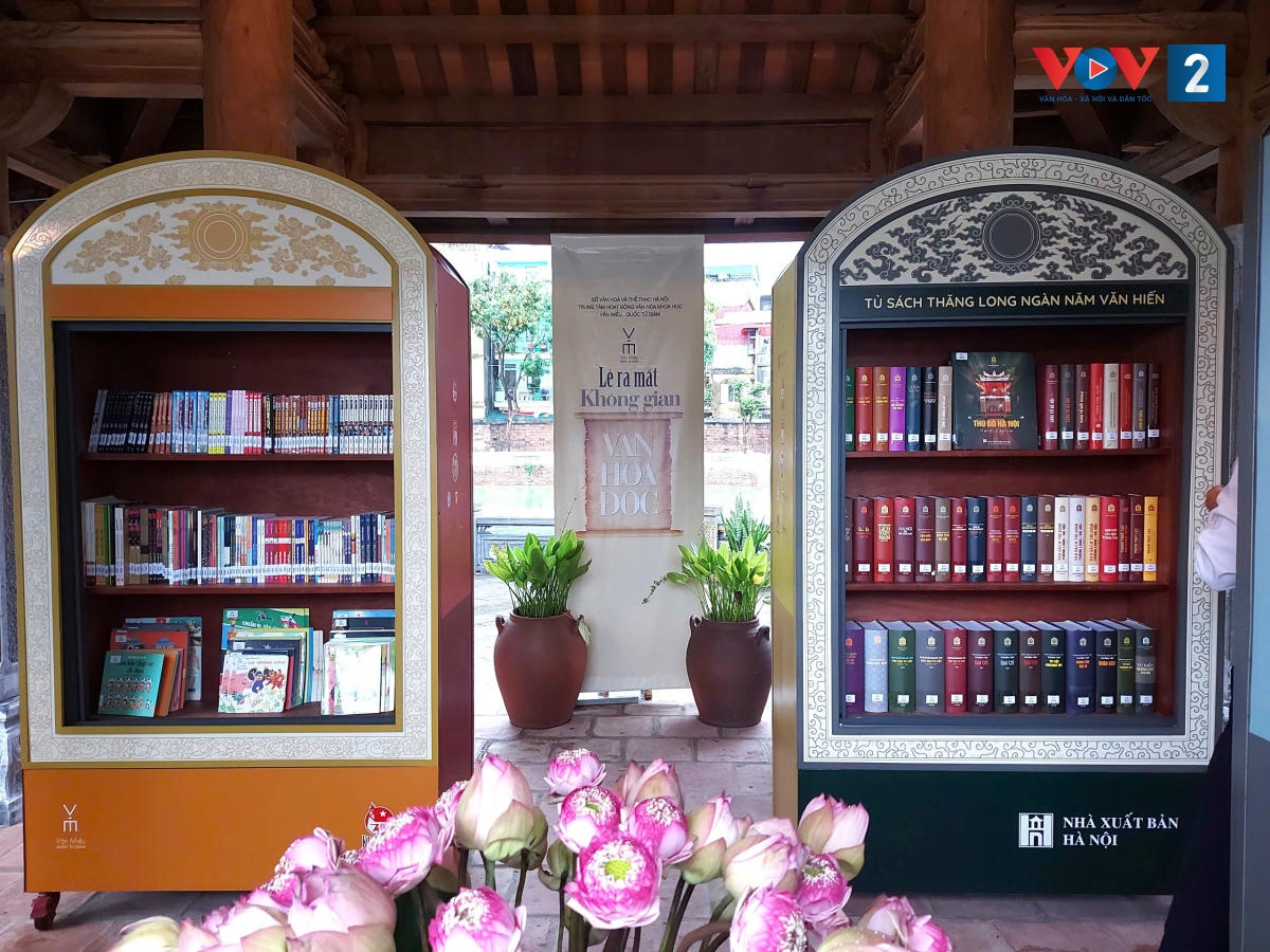 Những tủ sách được thiết kế như những tấm bia Tiến sĩ tại khu Vườn bia (Văn Miếu - Quốc Tử Giám). (Ảnh Thanh Huyền)