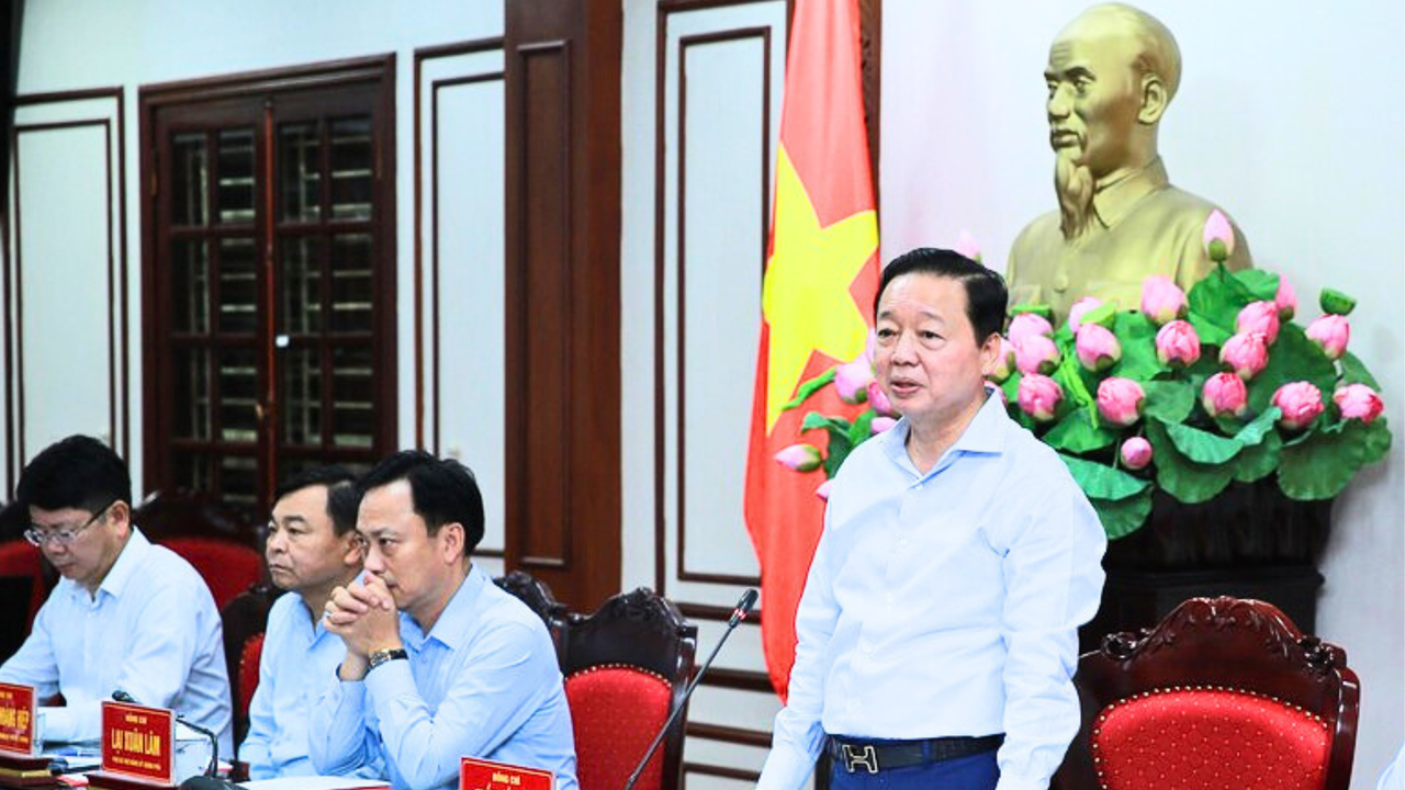 Phó Thủ tướng Trần Hồng Hà gợi ý Ninh Bình cần rà soát và làm lại quy hoạch, xác định rõ từng vùng phát triển kinh tế theo hướng chuyển đổi xanh, kinh tế tuần hoàn (Ảnh: Minh Khôi)