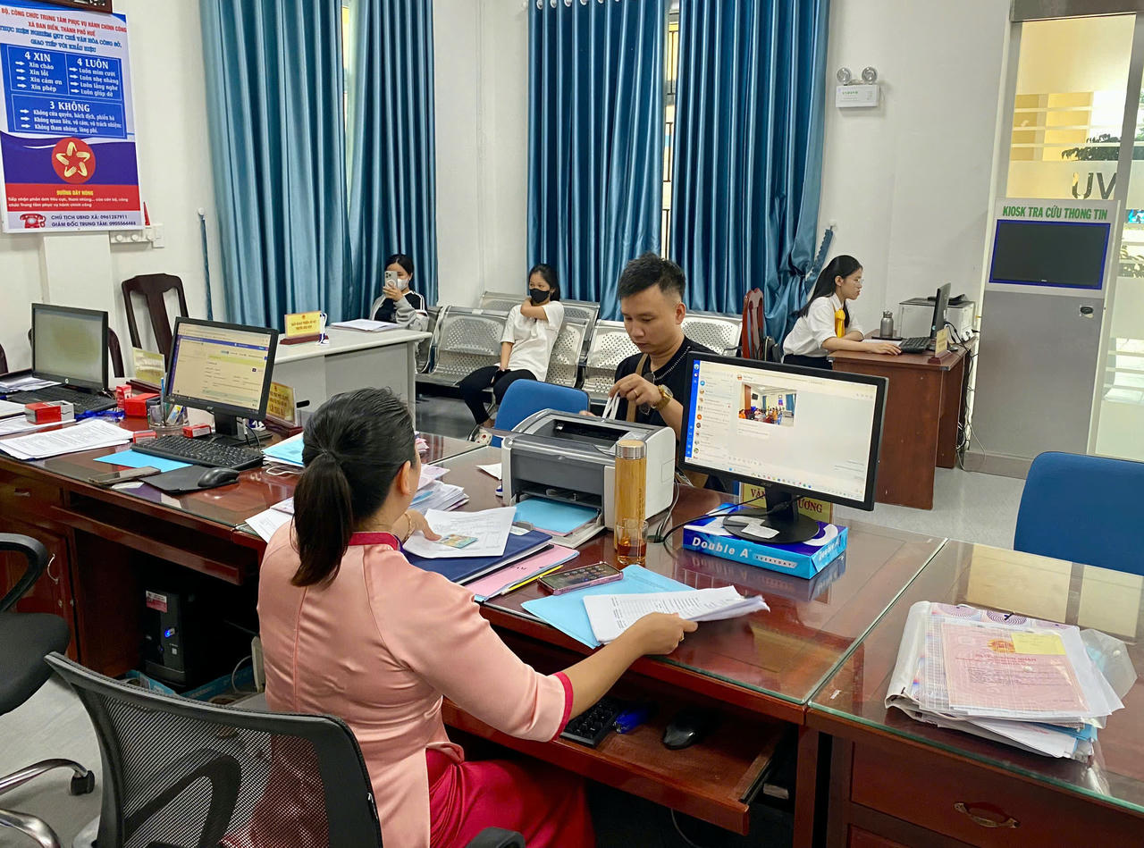 Cán bộ xã Đan Điền giải quyết các thủ tục hành chính trên phần mền đăng ký, quản lý hộ tịch