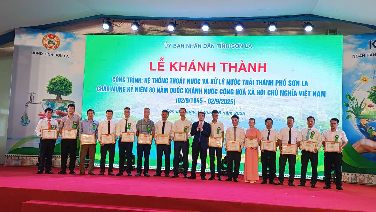 Biểu dương các cá nhân các thành tích trong quá trình triển khai xây dựng dự án.