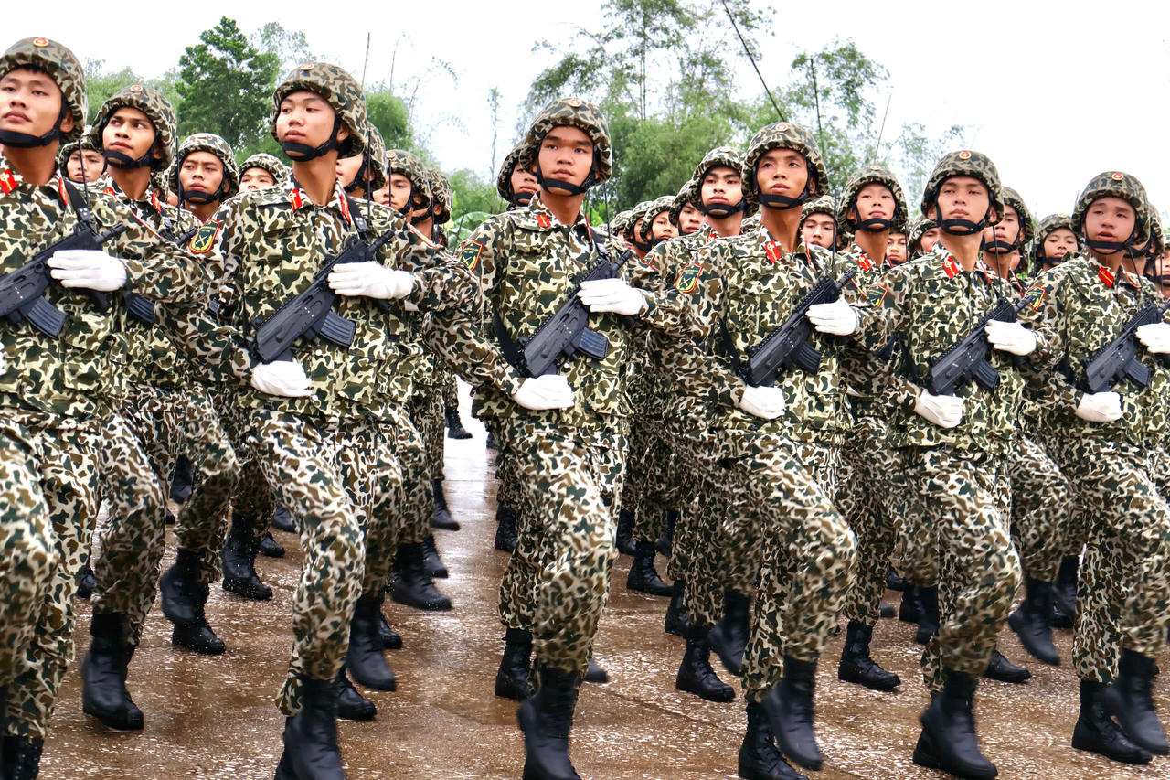 Trang phục thống nhất, tác phong nghiêm túc, từng bước đi của chiến sĩ đặc công khẳng định sự chuẩn bị chu đáo.