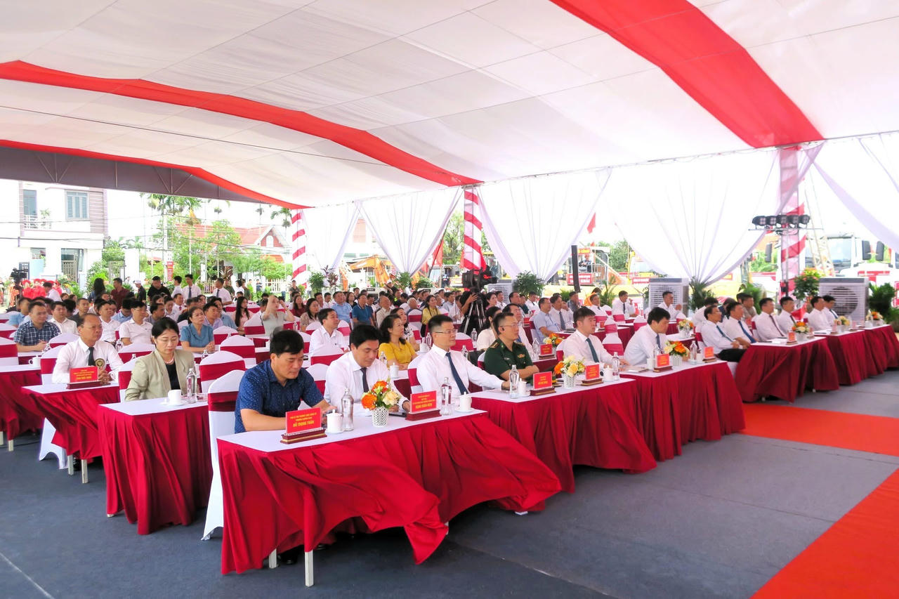 Các đại biểu dự Lễ khởi công Dự án đầu tư xây dựng khu tái định cư phục vụ giải phóng mặt bằng Dự án tuyến đường sắt Lào Cai - Hà Nội - Hải Phòng