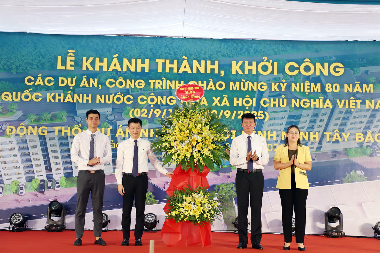 Lãnh đạo tỉnh Lào Cai tặng hoa chúc mừng Công ty Bình Minh Tây Bắc - chủ đầu tư dự án. (Ảnh: Nhật Nguyên).