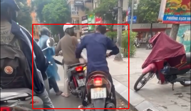 Bắt hai đối tượng dàn cảnh trộm điện thoại người phụ nữ trên phố Hà Nội
