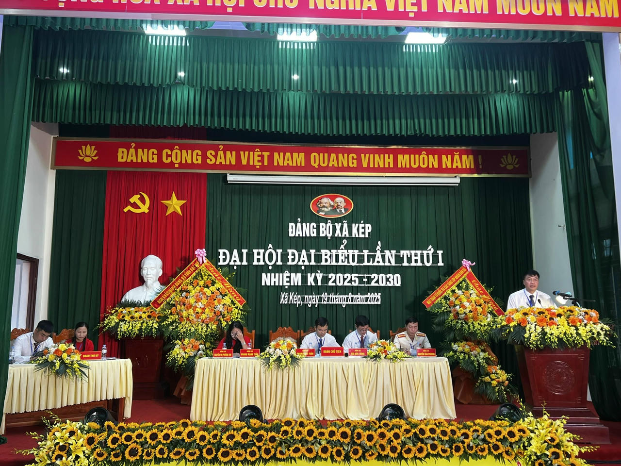 Đồng chí Hoàng Mạnh Tuấn - Chủ tịch UBND xã Kép phát biểu .