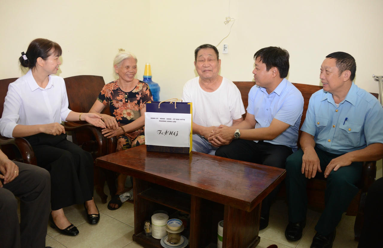 Đ/c Nguyễn Nhân Cường đến thăm và tặng quà gia đình chính sách trong dịp 27/7.