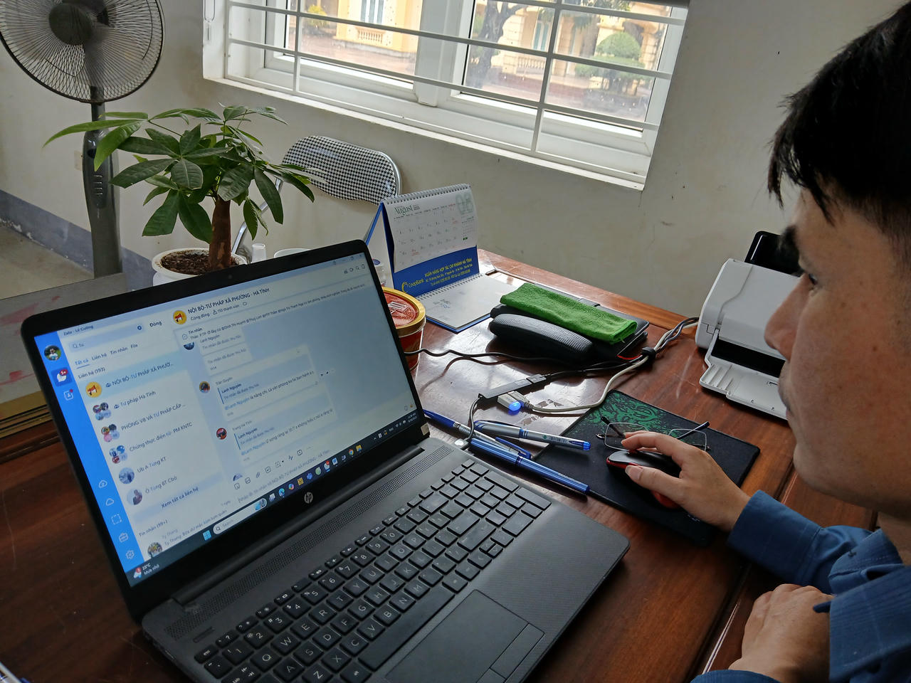 Cán bộ Tư pháp cơ sở ở Hà Tĩnh được tháo gỡ vướng mắc qua nhóm nhóm Zalo. Ảnh: PV   