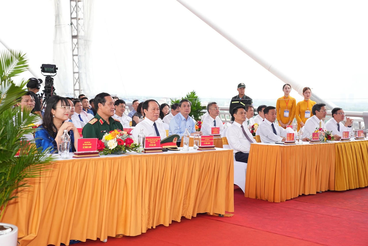 Các đại biểu dự tại điểm cầu Lễ khánh thành cầu Máy Chai.