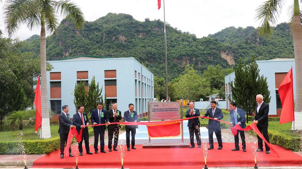 Gắn biển công trình chào mừng và tham quan khu điều hành nhà máy.