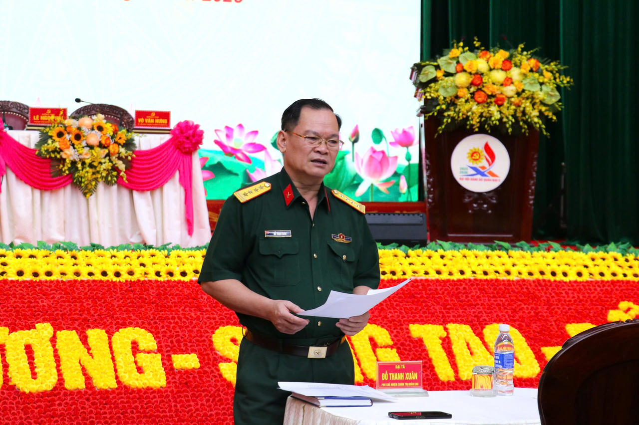 Đại tá Đỗ Thanh Xuân - Phó Chủ nhiệm Chính trị Quân khu 5 làm Trưởng đoàn chấm thi.