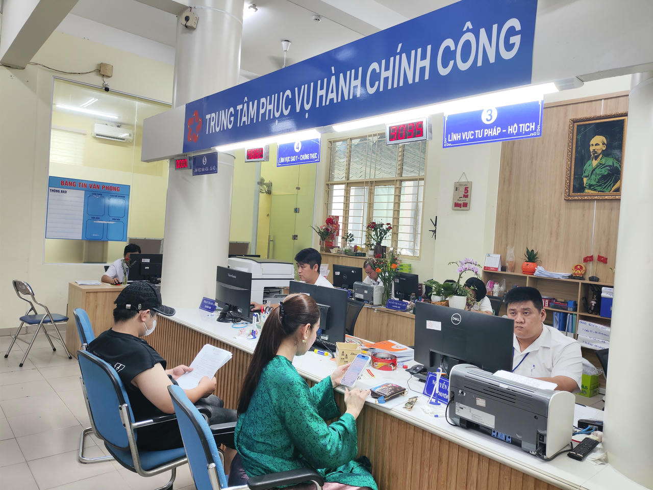 Phường Tân Định bố trí nhân viên hộ tịch tại Trung tâm Phục vụ Hành chính công để tiếp nhận hồ sơ của người dân.